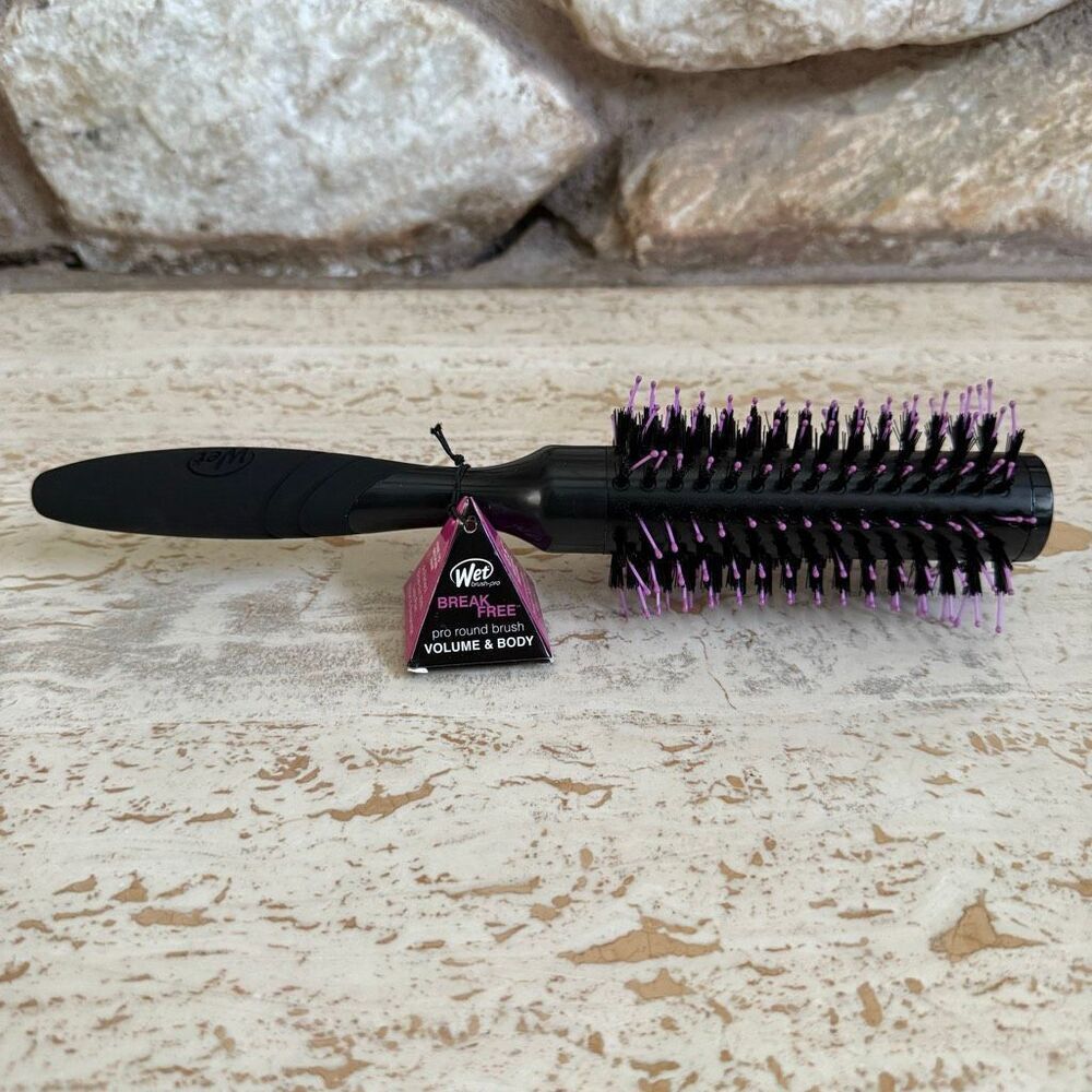 NWT Wet brush pro break free round brush 2.5” barrel for volume and body